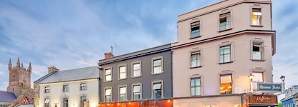 Queens Hotel And Nightclub