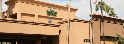 Greentree Inn & Suites Phoenix Sky Harbor
