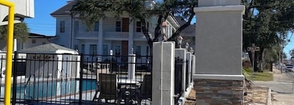 Howard Johnson By Wyndham Historic Lake Charles