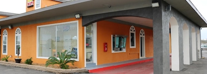 Deluxe Inn Motel