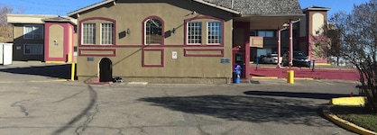 Canadas Best Value Inn Chinook Station