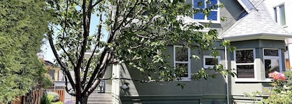 James Bay Inn Hotel, Suites & Cottage