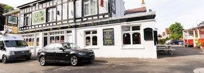 OYO Old Oak Tree Inn