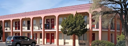 Tree Inn & Suites Albuquerque.