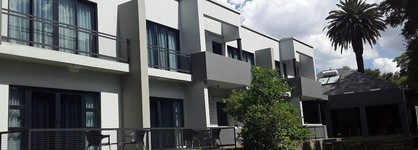 La Orchard Hotel